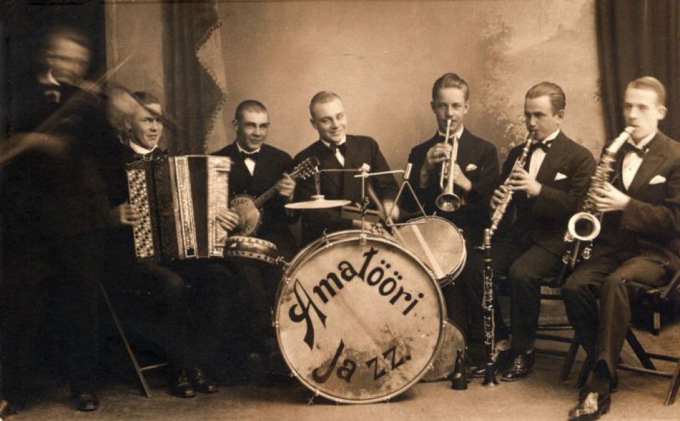 Amatööri Jazz, Joensuun ensimmäinen jazz-yhtye 1920-30-lukujen taitteesta. Vas. Leevi Paasonen (viulu), Pentti Husgafvel (harmonikka), Veikko Halonen (banjomandoliini), Arvo Halonen (rummut), Lauri Tolvanen (trumpetti), Urho Sarola (klarinetti) ja Yrjö Makkonen (alttosaksofoni).