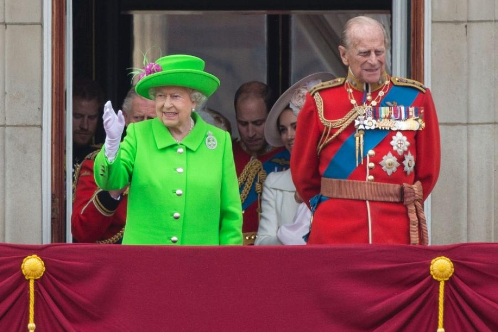 Kuningatar Elisabet ja Edinburghin herttua, prinssi Philip nähtiin Buckinghamin palatsin parvekkeella eilen. LEHTIKUVA/AFP