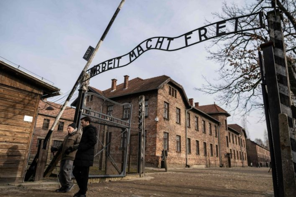 Tilaisuudessa kunniavieraina on noin 200 Auschwitzin keskitys- ja tuhoamisleiriltä selviytynyttä. LEHTIKUVA / AFP