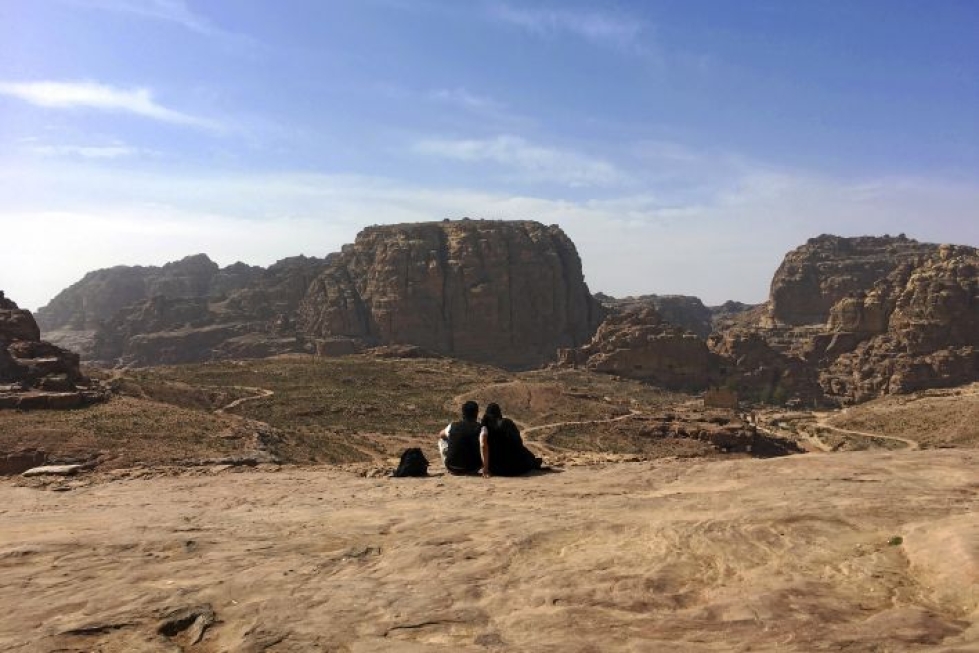 Historiallisen Petran hiekkakiveen kaiverretuissa luolissa asui beduiineja vuoteen 1985 asti.