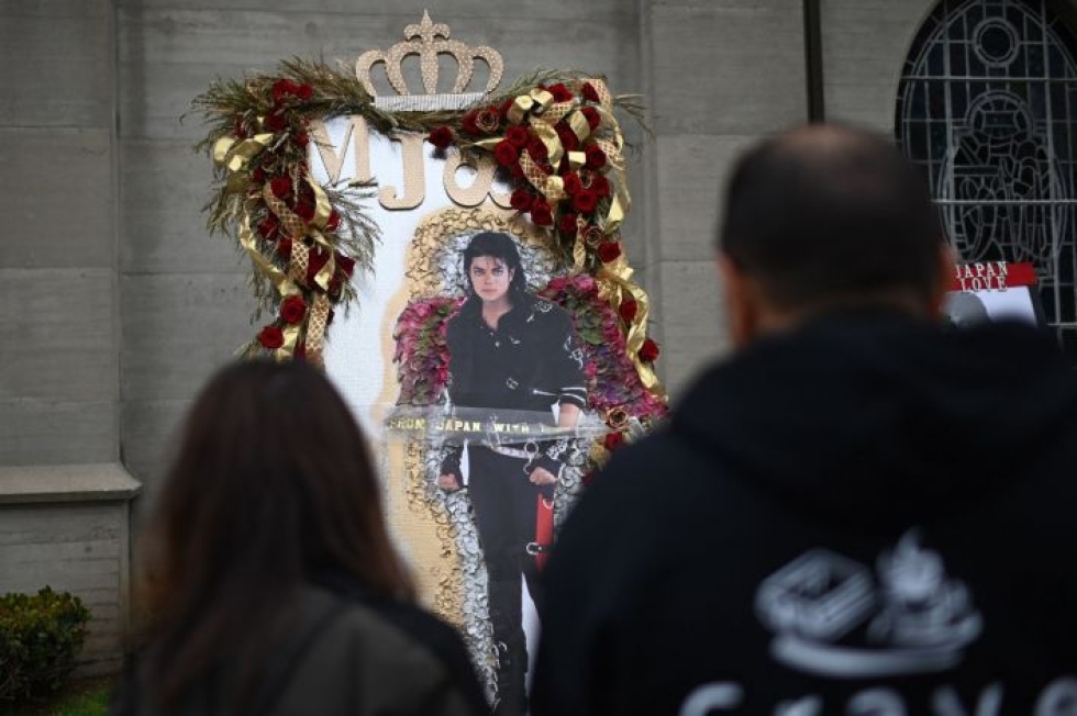 Kolme faniryhmää haastoi oikeuteen kaksi miestä jotka kertoivat Leaving Neverland -dokumentissa Michael Jacksonin hyväksikäyttäneen heitä vuosien ajan. LEHTIKUVA/AFP