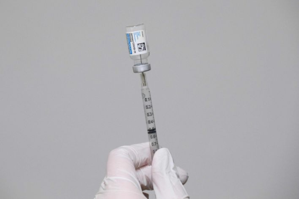 Yhdysvaltojen terveysviranomaiset kehottivat viime viikolla keskeyttämään Johnson & Johnsonin rokotteen käytön väliaikaisesti rokotteeseen liittyvien veritulppaepäilyjen vuoksi. LEHTIKUVA / AFP