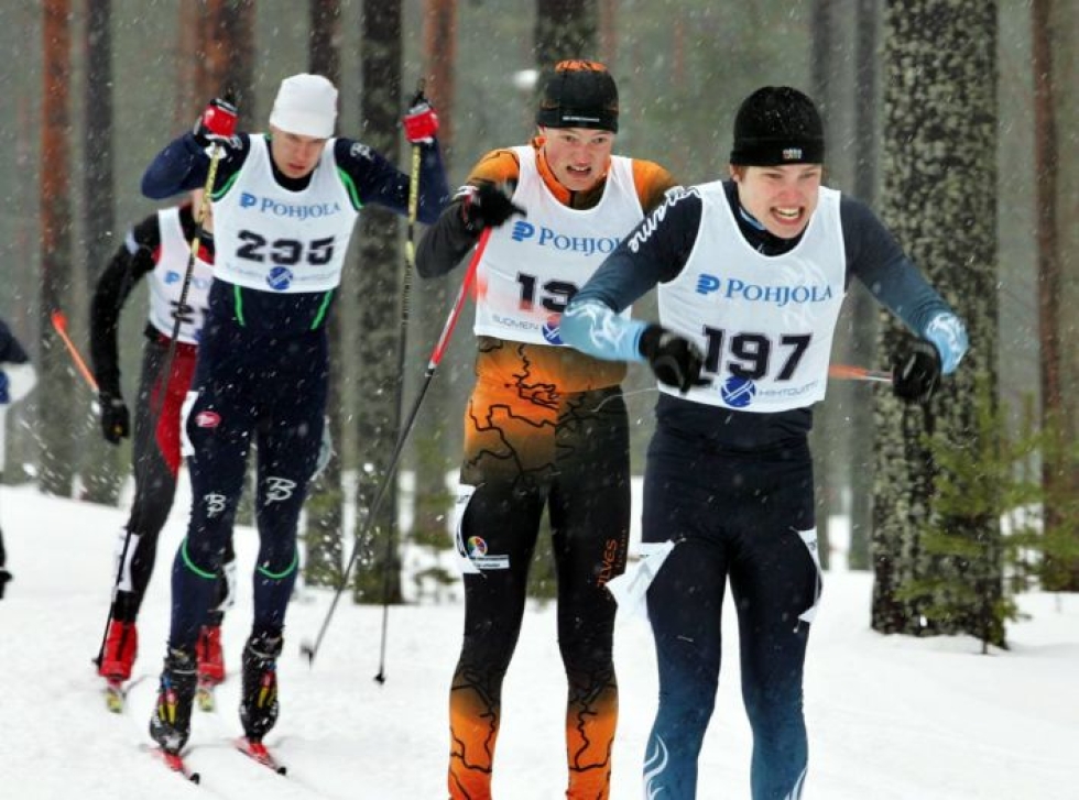 Ari Luusua (oik.), Henri Jelonen ja Marko Nieminen hiihtivät nuorten SM-kisoissa Kontiolahdella vuonna 2007.