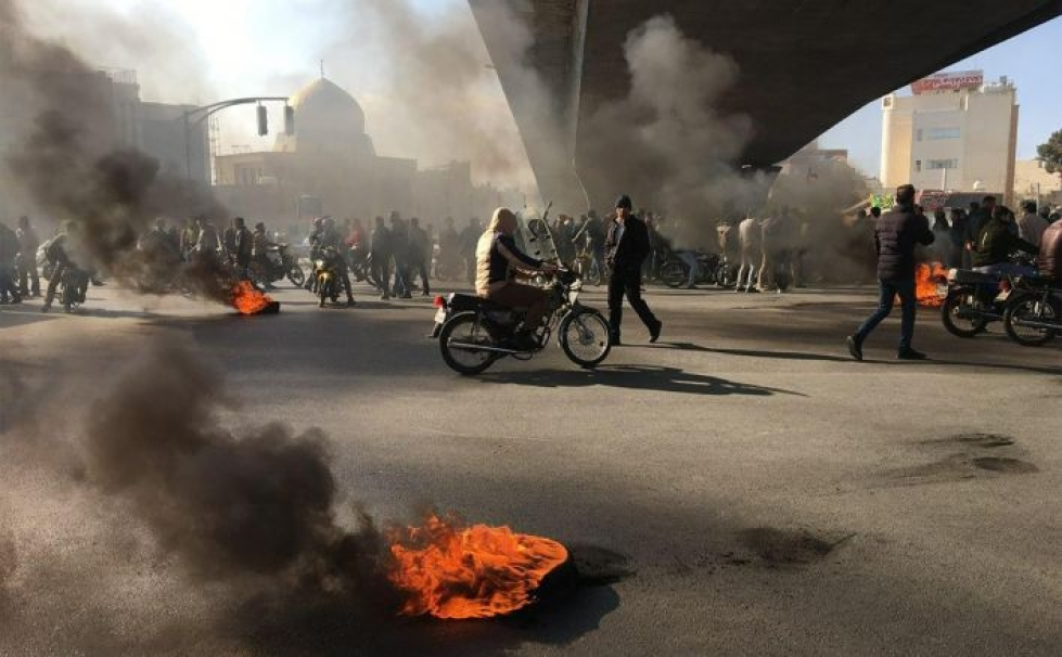 Iranin hallituksen ilmoitus bensiinin hinnankorotuksista kirvoitti mielenosoituksia useissa kaupungeissa. LEHTIKUVA/AFP