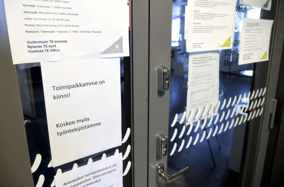 Työvoimatoimiston ovi oli pistetty säppiin Helsingissä tiistaina. LEHTIKUVA / MARKKU ULANDER