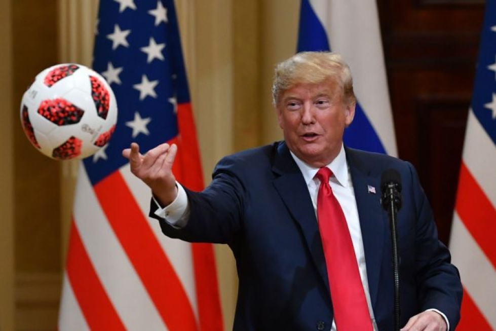 Presidentti Trump sai presidentti Putinilta pallon lahjaksi lehdistötilaisuudessa Helsingissä. LEHTIKUVA/AFP
