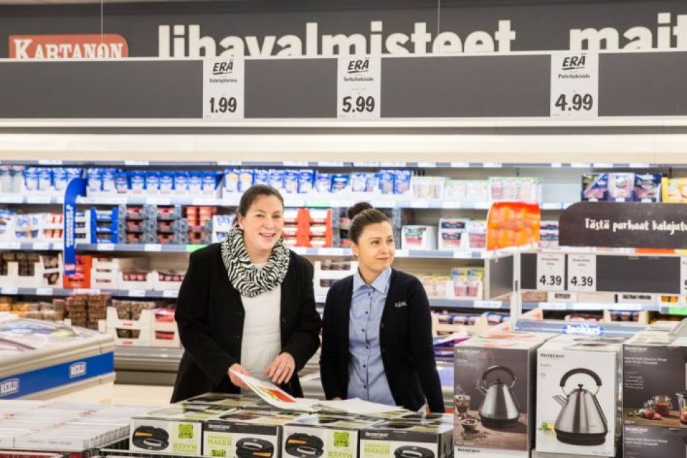 Anne Pyykkö (vas.) ja Satu Nevalainen kertovat, että kotimaisten tuotteiden osuutta