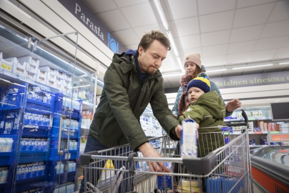 Teo Manninen, Marika Suomala ja lapsi Taito Manninen ostavat etupäässä Lidlin omia merkkejä.