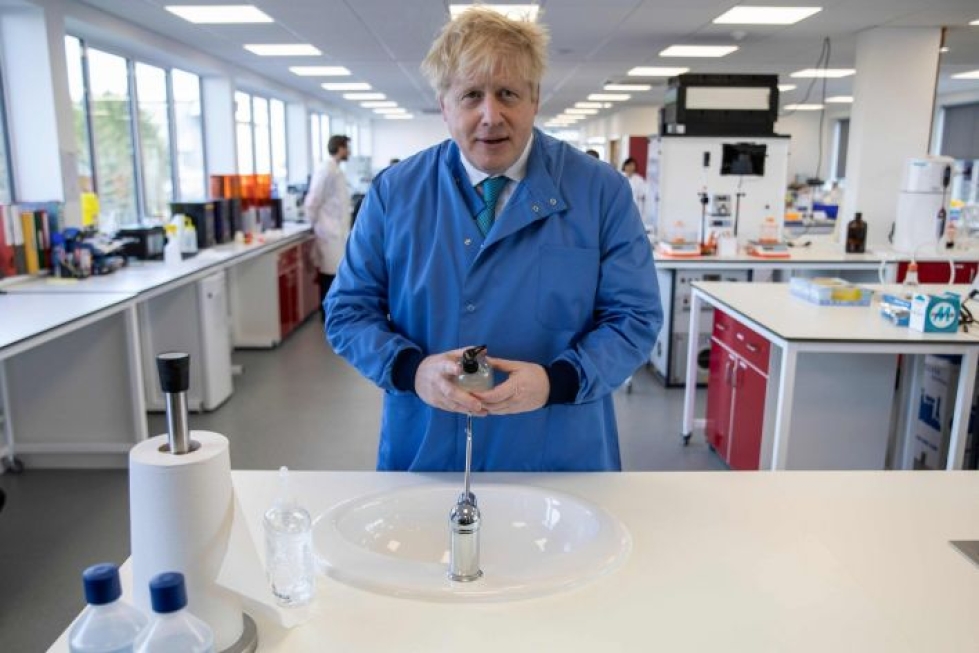 Pääministeri on yhä tehohoidossa. Kuvassa Johnson vieraili maaliskuun alkupuolella lontoolaisessa laboratoriossa. Lehtikuva/AFP