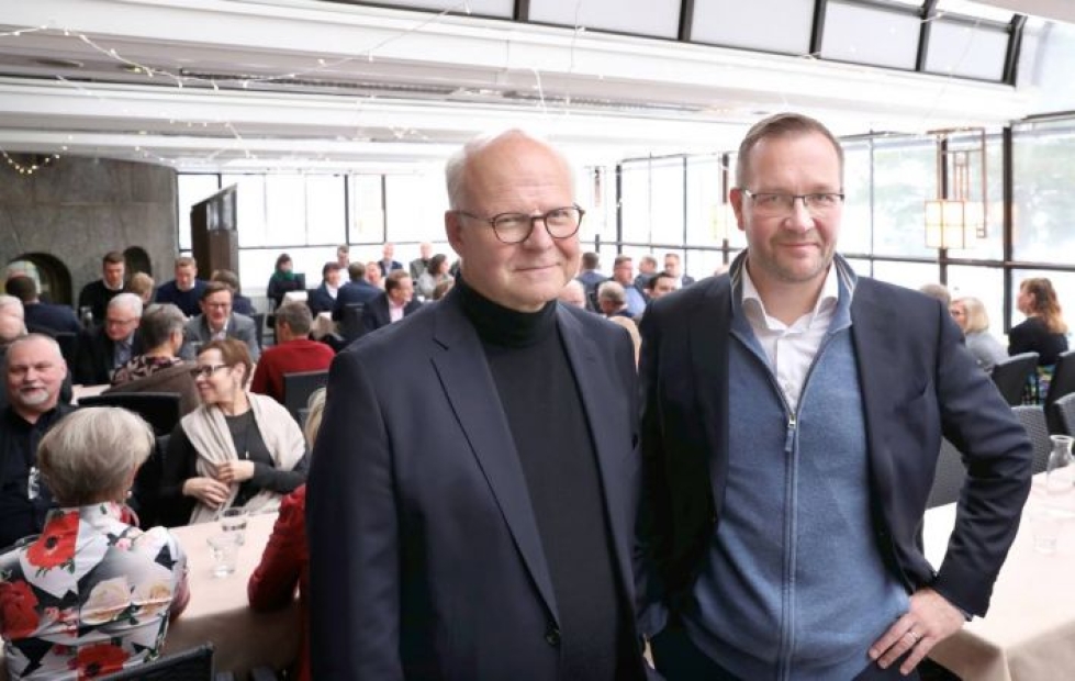Vuorineuvos Reijo Karhinen ja Keskuskauppakamarin toimitusjohtaja Juho Romakkaniemi kiinnostivat joensuulaisia.