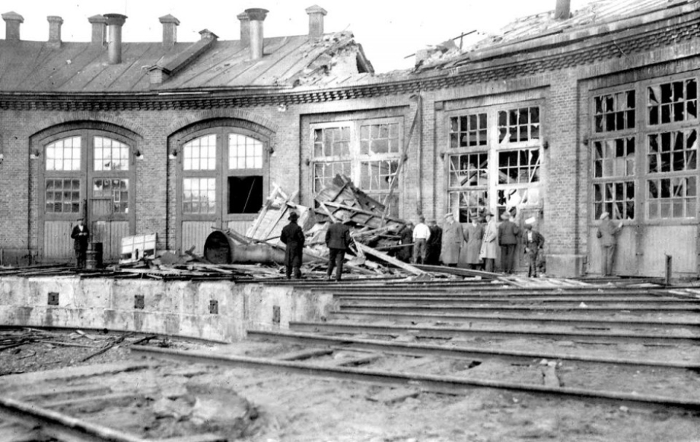 Helsingistä saapuneet rautatiehallituksen tarkastajat tulivat selvittämään räjähdyksen tuhoja heti onnettomuuden jälkeisenä ensimmäisenä arkipäivänä, jolloin kuva on ilmeisesti otettu. Veturitalli oli valmistunut vuonna 1894, ja sitä oli laajennettu myöhemmin suurempia vetureja varten. Pahiten tuhoutui osasto 4, jossa räjähtänyt veturi oli.