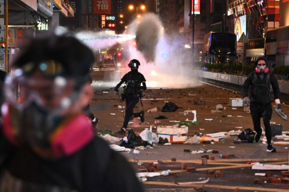 Maanantai oli yksi Hongkongin mielenosoitusten väkivaltaisimmista päivistä. Lehtikuva/AFP
