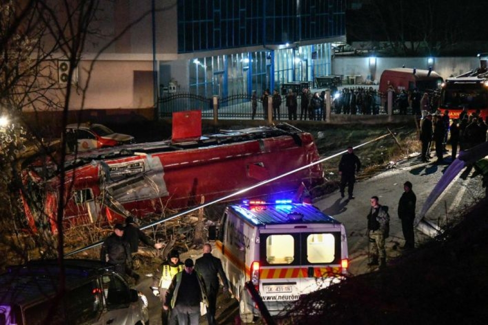 Bussionnettomuuden pelastustyöt käynnissä myöhään illalla Pohjois-Makedoniassa. Lehtikuva / AFP