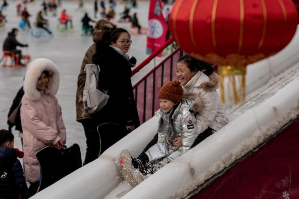 Syntyvyyden lasku on herättänyt myös Kiinassa huolia. LEHTIKUVA/AFP