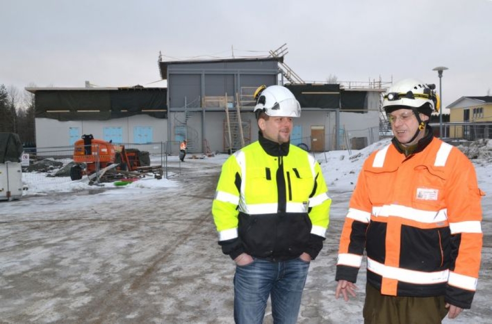 Tekninen johtaja Jarno Saastamoinen (vas.) ja vastaava mestari Reijo Heiskanen kertoivat keittiö-ruokalan rakentamisessa päästyn jo sisätöihin. 