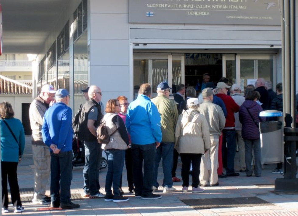 Fuengirolan Seurakuntakeskukseen jonotettiin äänestämään jo ennen ovien aukeamista. Jono jatkui kaduille vielä puoli tuntia ennakkoäänestyksen alkamisen jälkeen.