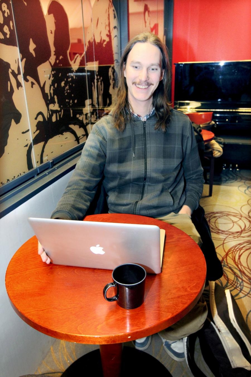Antti Huuskonen istuu päivittäin kahviloissa tekemässä opinnäytetyötään. Työ edistyy paremmin ihmisten ilmoilla kuin kotona.