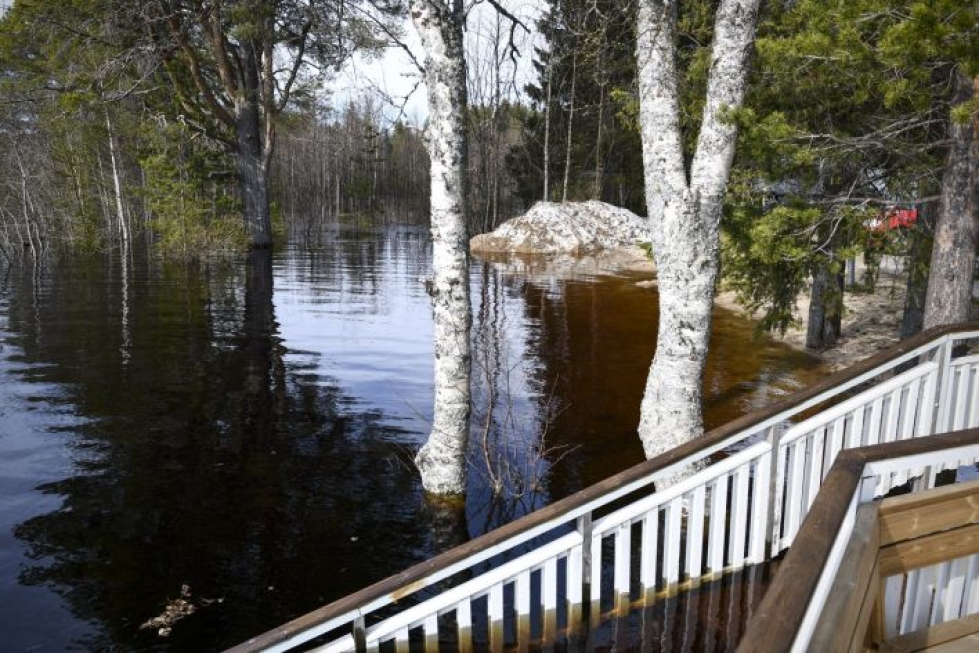 Vedenpinta on torstaina ylhäällä Kittilässä Palvelutalo Pääskylän edustalla. Lehtikuva / Aku Häyrynen