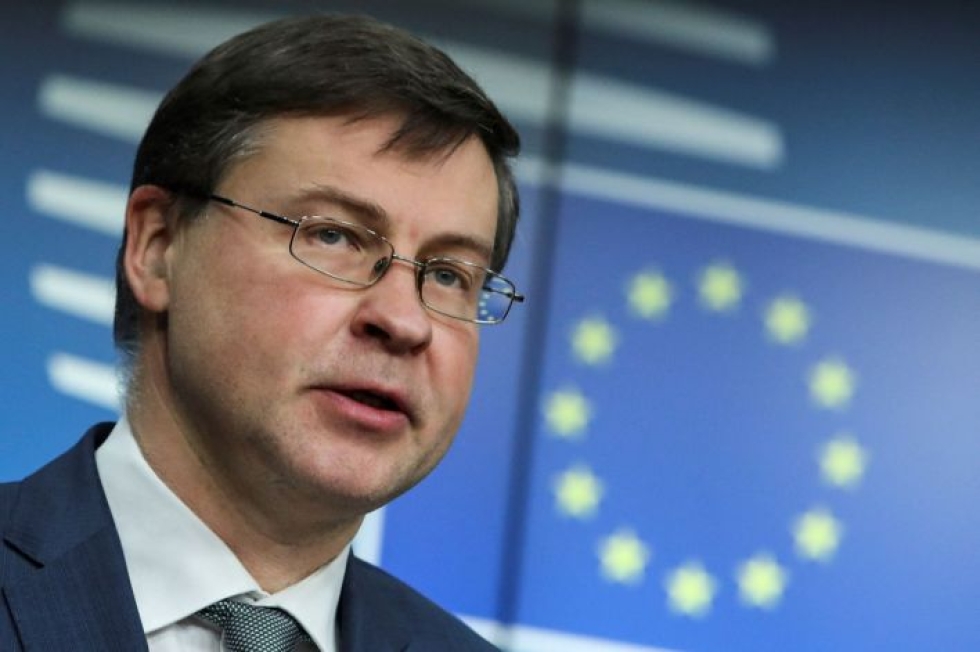 Sopimuksen ratifioinnin keskeytyksestä kertoi kauppakomissaari Valdis Dombrovskis. LEHTIKUVA/AFP.