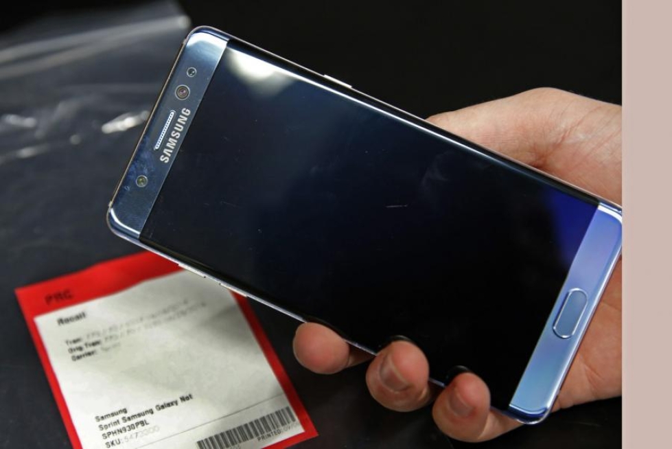 Samsung kehotti kuluttajia myös lopettamaan välittömästi Galaxy Note 7 -puhelinten käytön. LEHTIKUVA/AFP
