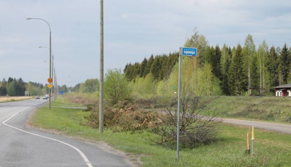 Varkaudentien risteyksen kohdilla Joensuun ja Kuopion välisellä tiellä on raivattu rautatien vartta.