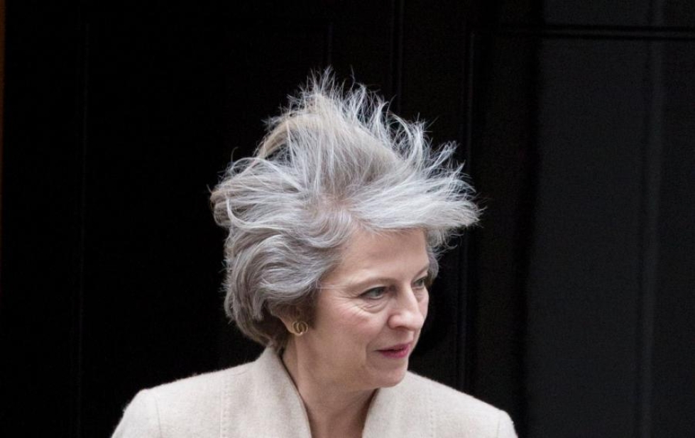 Brittilehtien mukaan Theresa May aikoo tiistain puheessaan esitellä suunnitelman "kovan" brexitin toteuttamiseksi. LEHTIKUVA/AFP