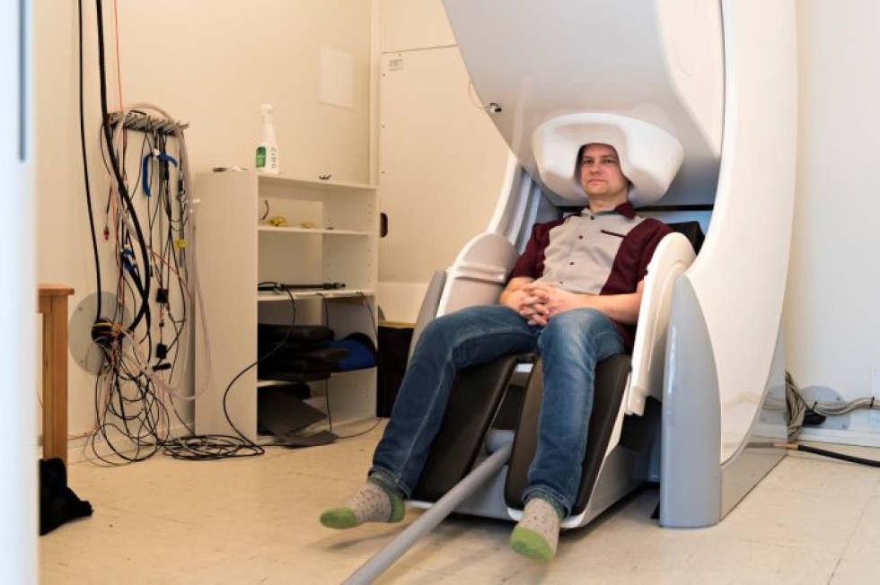Jyväskylän yliopiston MEG-laboratoriossa voidaan mitata aivojen sähköisestä toiminnasta syntyviä heikkoja magneettikenttiä, kertoo dosentti Jan Wikgren.