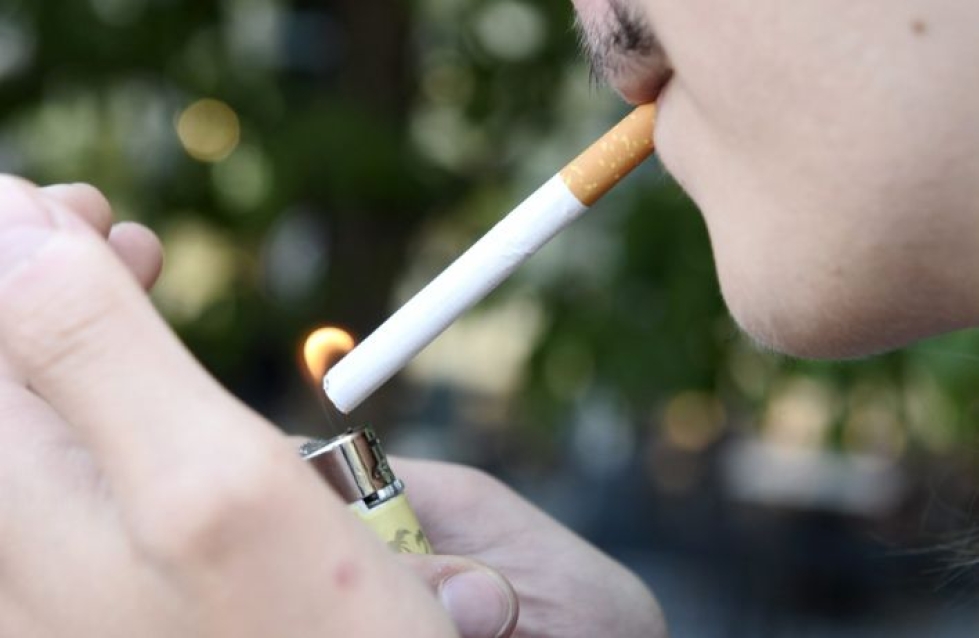 Tupakointi voi altistaa suolistosyövälle. LEHTIKUVA / LAURA UKKONEN