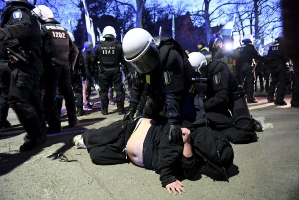 Pohjoismaisen vastarintaliikkeen marssin yhteydessä syntyi käsikähmää Helsingissä itsenäisyyspäivänä 2016. Kuvassa poliisi ottaa kiinni kahakkaan osallistuneen suomalaismiehen. LEHTIKUVA / MARTTI KAINULAINEN