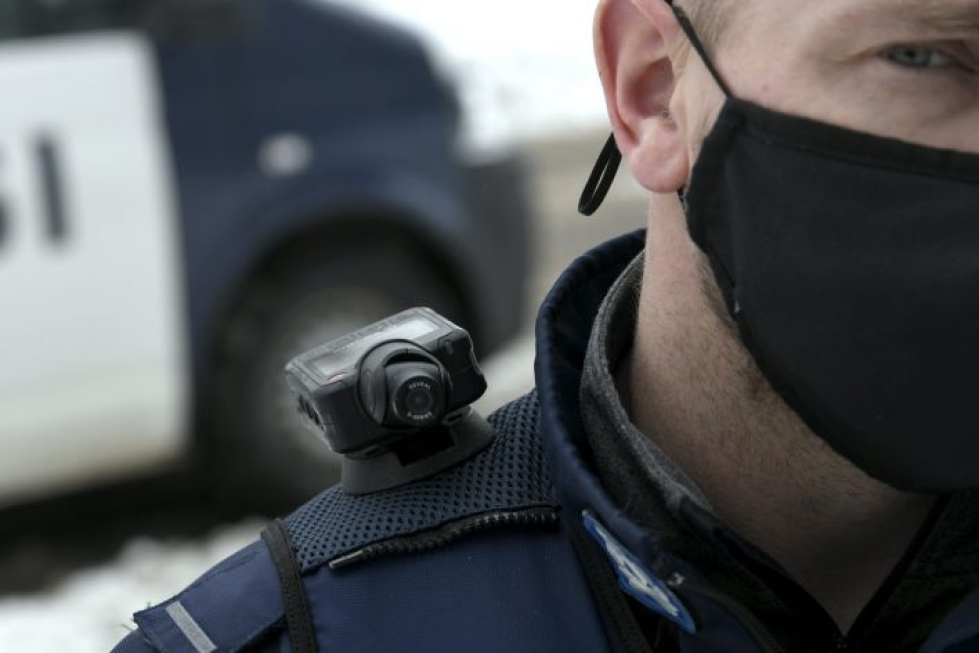 Poliisihallitus on antanut poliiseille parikymmensivuisen ohjeen poliisitehtävien kuvaamisesta haalarikameralla tai muulla teknisellä laitteella. LEHTIKUVA / Markku Ulander