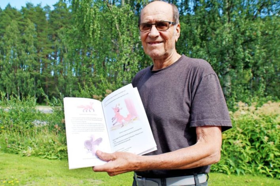 Paavo Harakka esitteli kesällä toimittamaansa karjalankielistä satukirjaa.
