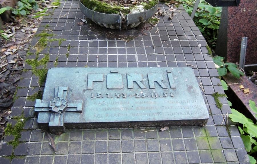 Sotakoira Pörrin hauta on Helsingissä. Hautaa koristaa vapaudenristi.