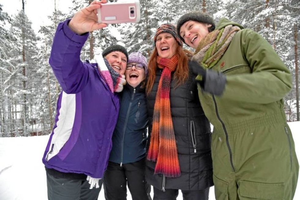 Suomen talvinen luonto on kaunis ja ihmeellinen, hihkuvat brittiläiset Jess Strongman ja Penny Tempest, jotka ottivat matkaselfien Kirsi Salosen ja Anu Pensolan kanssa.