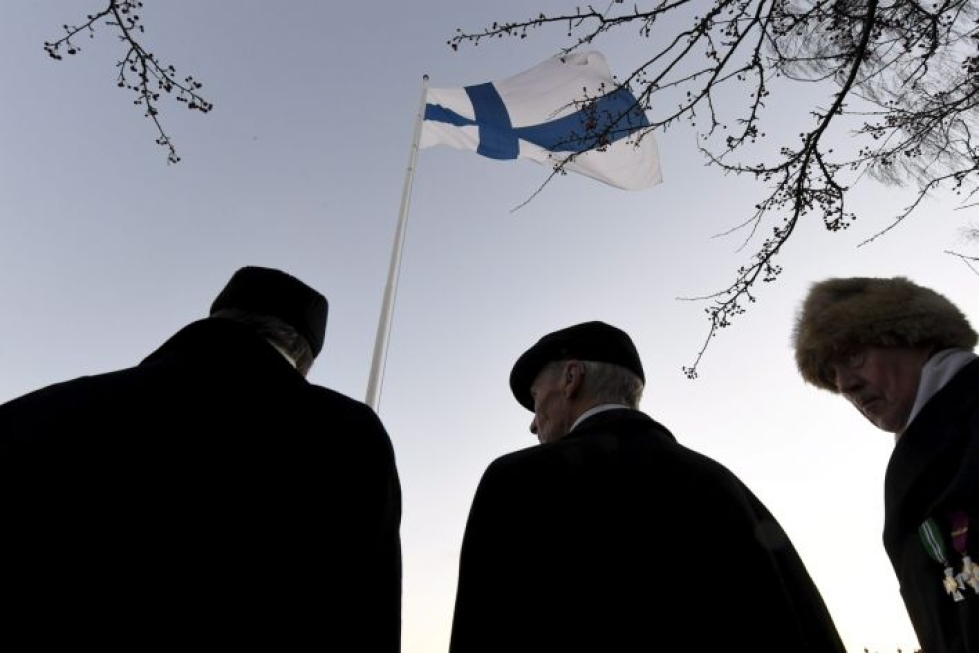 Valtakunnallinen lipunnosto järjestetään aamulla Helsingin Tähtitorninmäellä. LEHTIKUVA / HEIKKI SAUKKOMAA