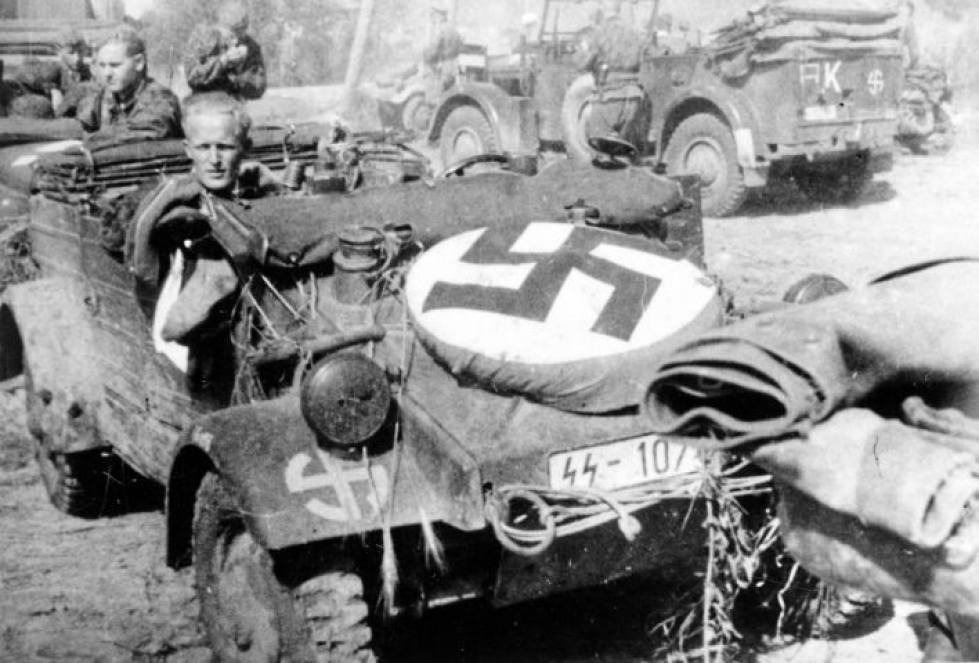 Wiking-divisioona hyökkäämässä kohti itää. Kuvassa SS-mies Jouko Itälä jossain päin nykyistä Ukrainaa.