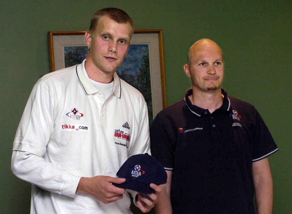 Jouni Eho (vas.) ja Katajan silloinen päävalmentaja, nykyinen Joensuun vapaa-aikajohtaja Timo Heinonen kertoivat Ehon tuoreesta pelaajasopimuksesta kesäkuussa 2004.