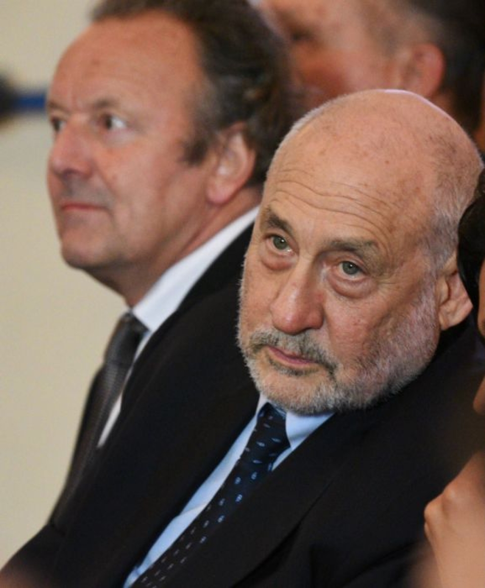 Joseph Stiglitz (oik.) ja Mark Pieth (vas.) jättävät Panama-komitean. LEHTIKUVA/AFP