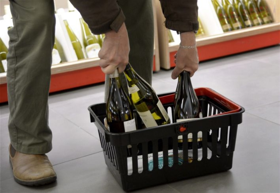 Alkoholin myynti 100-prosenttiseksi alkoholiksi muutettuna nousi heinäkuussa 0,7 prosenttia edellisen vuoden heinäkuuhun verrattuna. LEHTIKUVA / MARKKU ULANDER