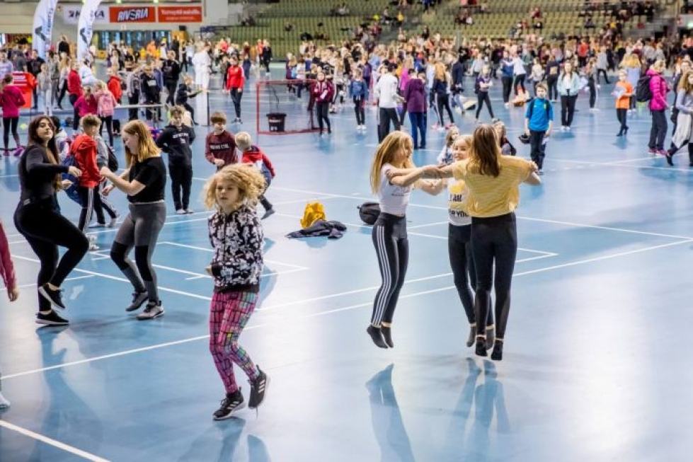 Yli 2000 koululaista tutustui urheilulajeihin Joensuun areenassa ja muualla Mehtimäellä.
