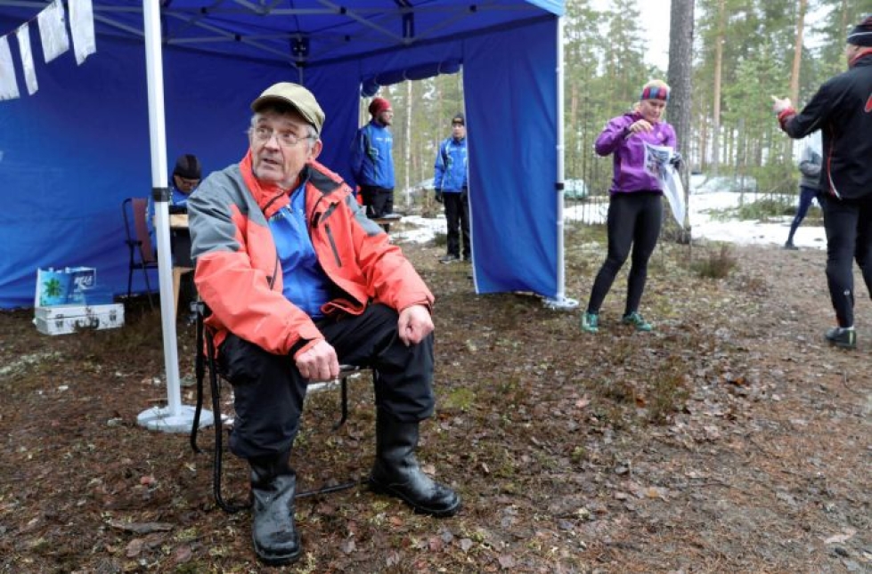 Alkuvuosina Matti Kananen kertoo ajaneensa mopolla pitkin metsiä piirrellen karttoihin polkuja ja muita kiintopisteitä.