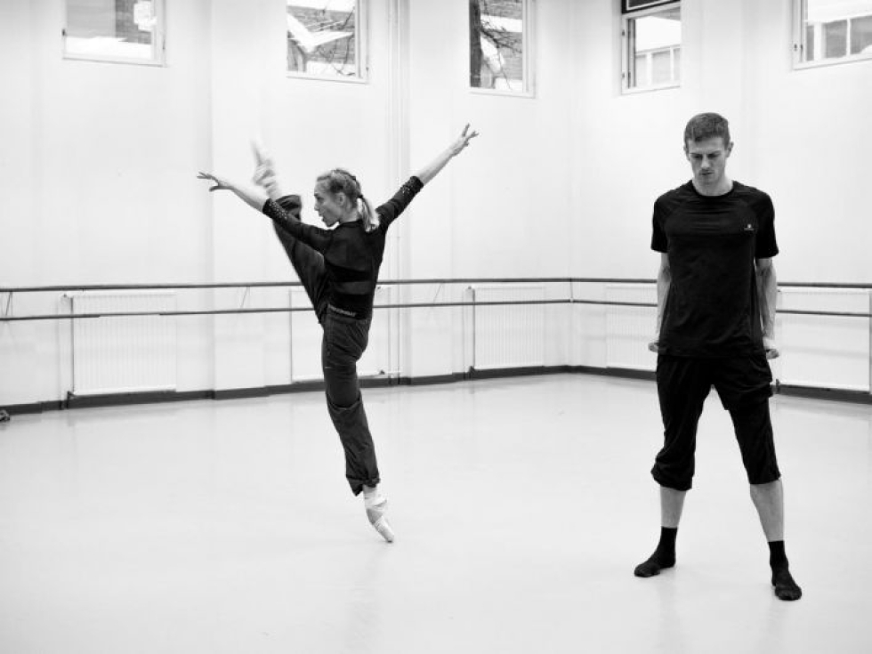 Kansallisbaletin tanssija Thibault Monnier ja talosta vuonna 2012 eläköitynyt Minna Tervamäki Hallowed Be Thy Name -teoksen harjoituksissa.