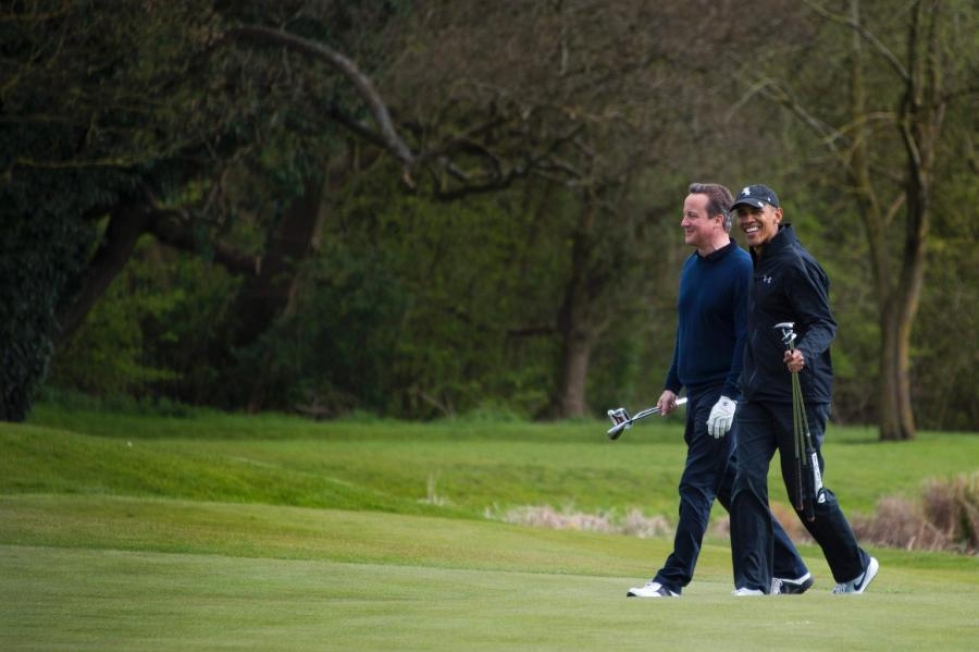 Yhdysvaltojen presidentti Barack Obama (oik.) golfasi Britannian pääministerin David Cameronin kanssa huhtikuussa. LEHTIKUVA/AFP