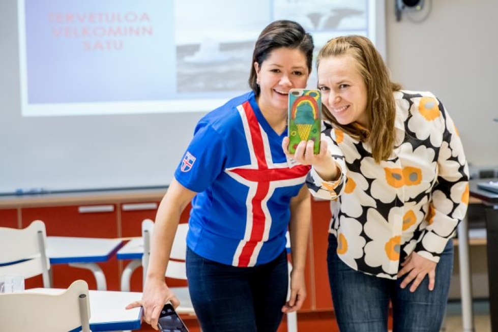 Suomessa Satu Rämö (keskellä) viettää kerralla useampia viikkoja. Alkuviikolla hän kävi Joensuussa kertomassa lyseon ja yhteiskoulun lukiolaisille Islannista. Selfie-kuvassa vasemmalla Joensuun yhteiskoulun lukion ruotsin opettaja Niina Veijalainen.