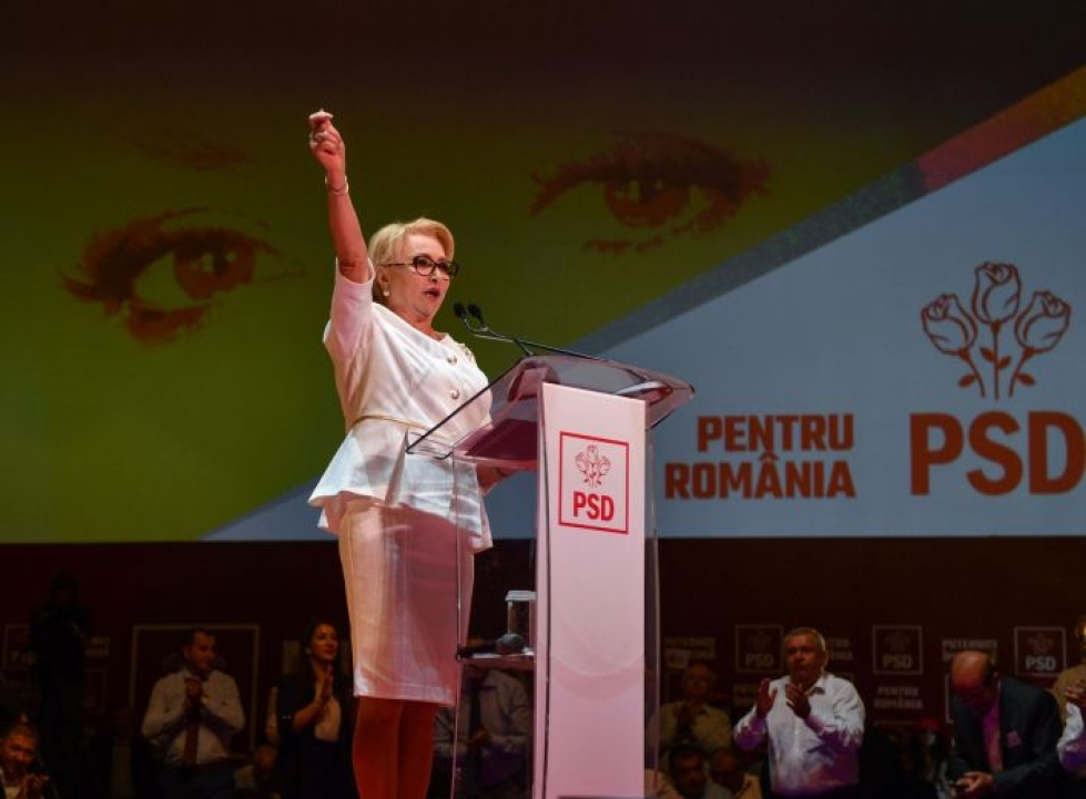 Pääministeri Viorica Dancilan sosiaalidemokraatit ovat jääneet ainoaksi hallituspuolueeksi. Lehtikuva/AFP