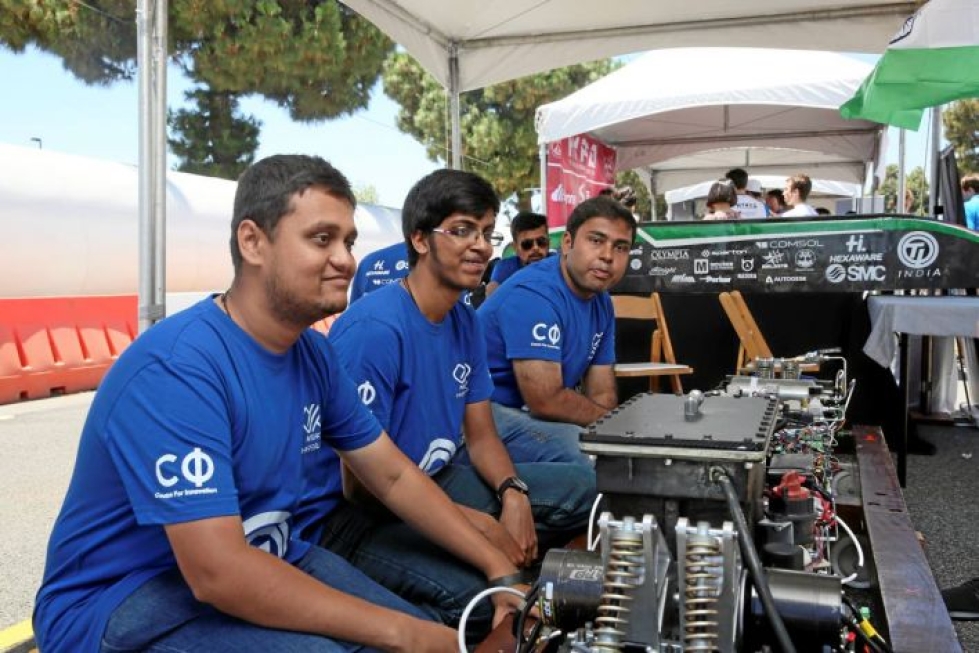 Intialaisen Team Avishkarin insinöörit esittelivät omaa Hyperloop-kapselimalliaan Kalifornian testiradalla noin kuukausi sitten. Ihanteellisen kapselimallin suunnittelu on yhä kesken.