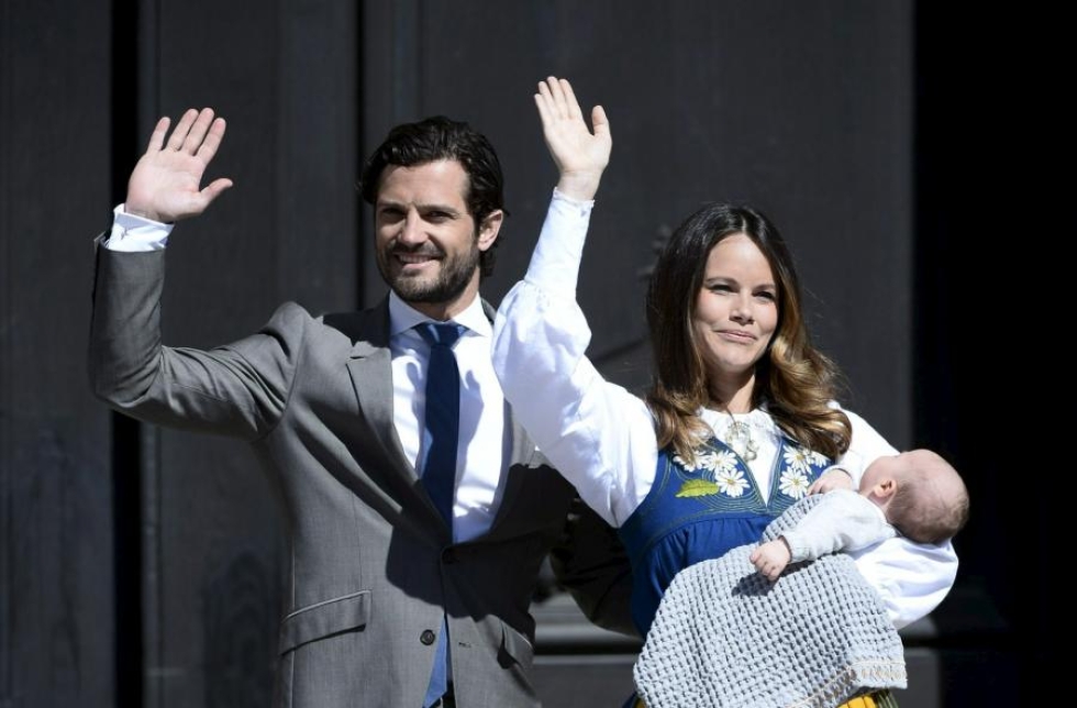 Prinssi Carl Philip, prinsessa Sofia ja pikkuprinssi Alexander osallistuvat kansallispäivän viettoon. Lehtikuva/AFP