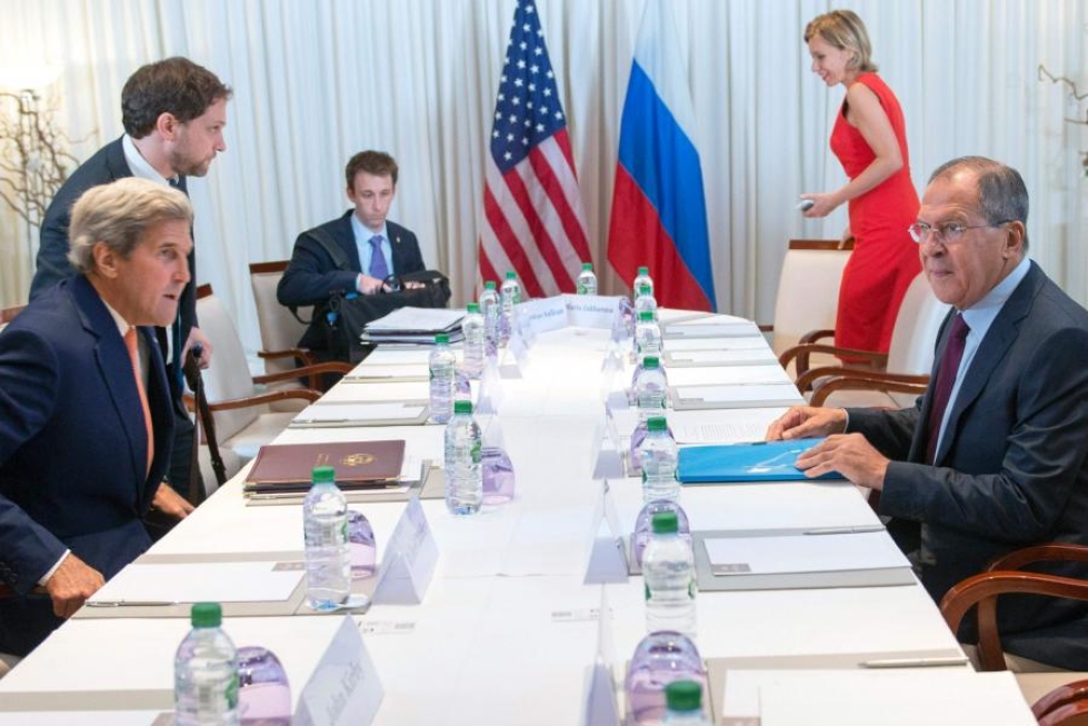 Yhdysvaltain ulkoministeri John Kerry (vas.) ja hänen venäläinen kollegansa Sergei Lavrov neuvottelivat Sveitsissä. LEHTIKUVA/AFP