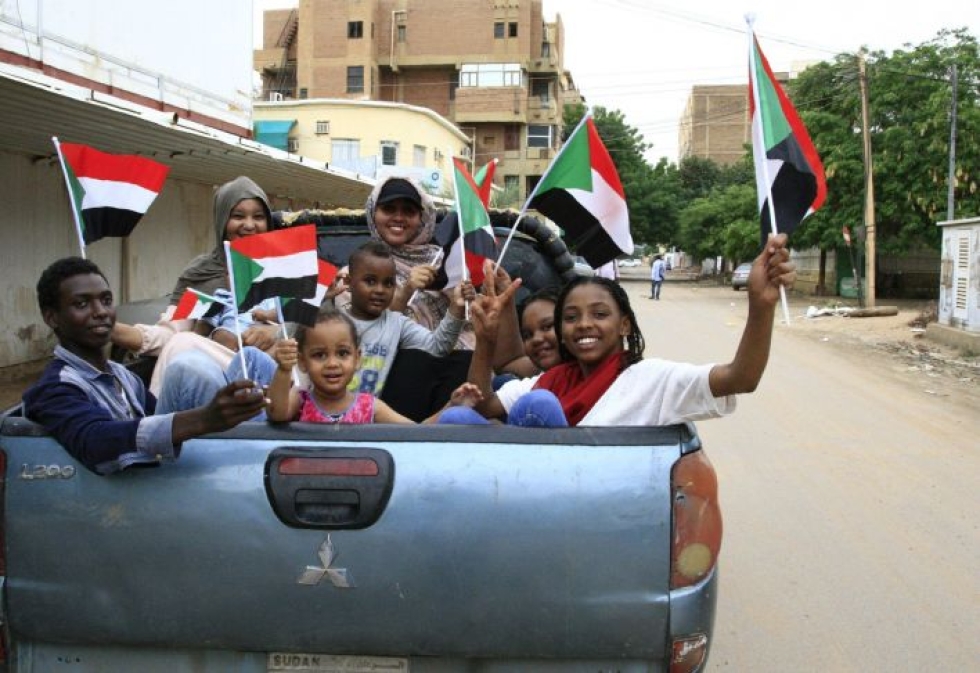 Sudanilaiset juhlivat lauantaina perustuslaillisen julistuksen allekirjoittamista. Lehtikuva/AFP