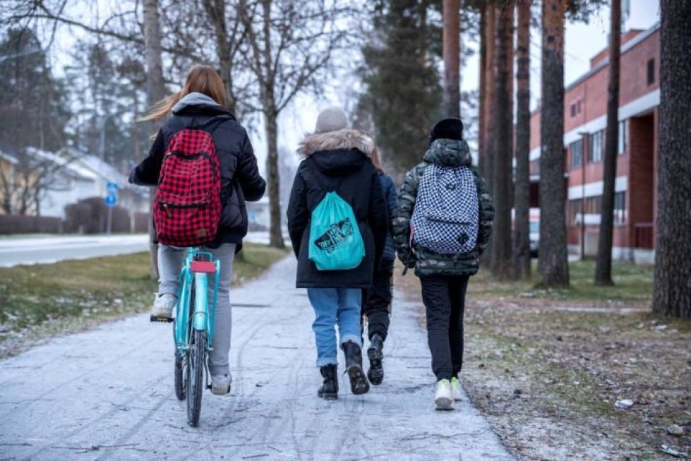 Kypäriä ja heijastimia näkyy vaihtelevissa määrin Joensuun koululaisten keskuudessa. Moni kuitenkin taittaa koulumatkaansa joko pyörän selässä tai kävellen, mikä vaikuttaa positiivisesti hyvinvointiin.