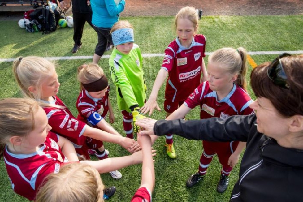 Jalkapalloharrastus FC Hertassa on kiinnostanut moni nuoria tyttöjä Joensuussa.